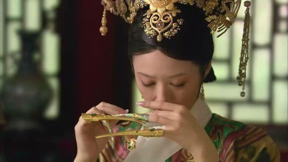Đặc biệt, "hộ giáp" của phi tần còn được sử dụng để tự vệ, đảm bảo an toàn trong trường hợp bị tấn công. Điều này xuất phát việc "móng tay giả" là món đồ khá sắc nhọn. Phi tần có thể sử dụng để tự bảo vệ bản thân lúc bị thích khách tấn công mà bên cạnh không có kẻ hầu người hạ hay thị vệ.