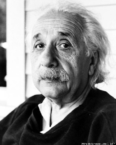 Nhà bác học Albert Einstein là nhà vật lý nổi tiếng thế giới. Những khám phá của ông trong lĩnh vực vật lý, khoa học, vũ trụ... đã góp phần hình thành nên thế giới mà chúng ta đang sống ngày nay. Khi tìm hiểu về cuộc đời nhà khoa học thiên tài này, nhiều người bất ngờ khi biết ông đã viết thư gửi Tổng thống Mỹ để cảnh báo về bom nguyên tử.