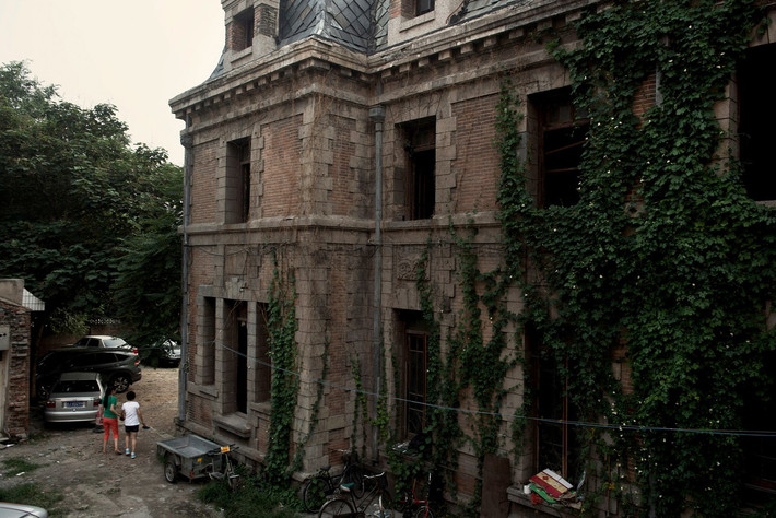 Theo các ghi chép, ngôi nhà số 81 được xây dựng vào năm 1910. Sau khi hoàn thành, ban đầu, công trình được sử dụng làm một trung tâm ngôn ngữ. Từ năm 1949, ngôi nhà này được chuyển đổi mục đích sử dụng thành văn phòng làm việc của cơ quan nhà nước.