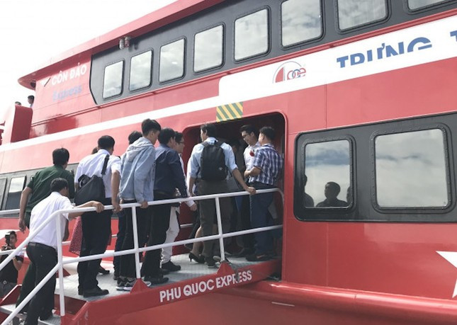 Tiếp đến, tàu cao tốc Thăng Long sử dụng 3 động cơ Rolls-Royce MTU. Đây là loại động cơ hàng hải được đánh giá là hàng đầu thế giới tính đến thời điểm hiện nay với tổng công suất đạt 11.580 sức ngựa, đạt tiêu chuẩn tiết kiệm nhiên liệu và thân thiện với môi trường. Ảnh: Tiền phong.