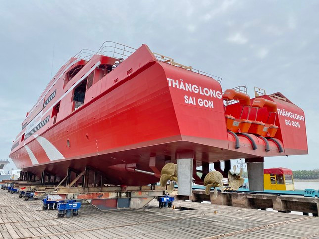 Tàu cao tốc Thăng Long do các kỹ sư Việt Nam thực hiện và ứng dụng những công nghệ mới nhất. Cụ thể, tàu cao tốc lớn nhất Việt Nam được đóng tại Hải Phòng, có chiều dài 77,46m, bao gồm 4 tầng. Ảnh: Tiền phong.