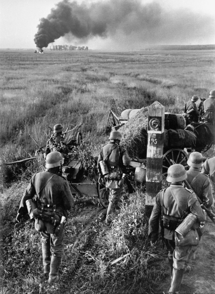 Cùng với đó, vào những năm 1943 - 1944, Đức quốc xã liên tiếp thất bại, rơi vào thế bất lợi trên nhiều chiến trường. Điều này khiến chiến dịch thôn tính Mỹ của Đức quốc xã không thể thực hiện.