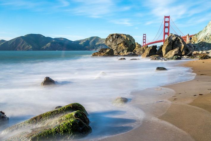 Năm 2012, một số bia mộ từ thế kỷ 19 dạt vào bờ biển Ocean Beach ở San Francisco, Mỹ. Nguyên nhân là vào đầu thế kỷ này, các nghĩa trang trong thành phố này đã bị đóng cửa và bia mộ được sử dụng làm vật liệu xây dựng cho nhiều dự án khác nhau, trong đó có cả đê biển.