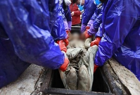 Theo các chuyên gia, xác ướp thuộc về một phụ nữ cao khoảng 1,5m. Bà mặc trên người nhiều lớp trang phục bằng vải lụa. Dù thi hài của bà bị ngập nước nhưng vẫn còn gần như vẹn nguyên theo thời gian.
