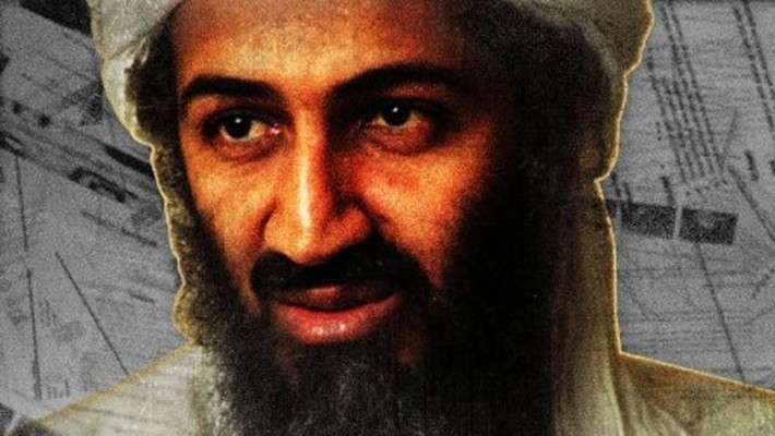 Sau đó, túi đựng thi thể bin Laden được đặt trên một tấm ván phẳng rồi thả xuống biển.