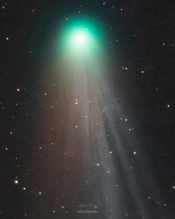 Với màu xanh lá cây, các chuyên gia cho biết hiện có thể quan sát "sao chổi Quỷ" khi nó phóng qua thiên hà Andromeda (thiên hà Tiên Nữ) trên bầu trời đêm. Sao chổi này sẽ sáng hơn trong những tuần tiếp theo.