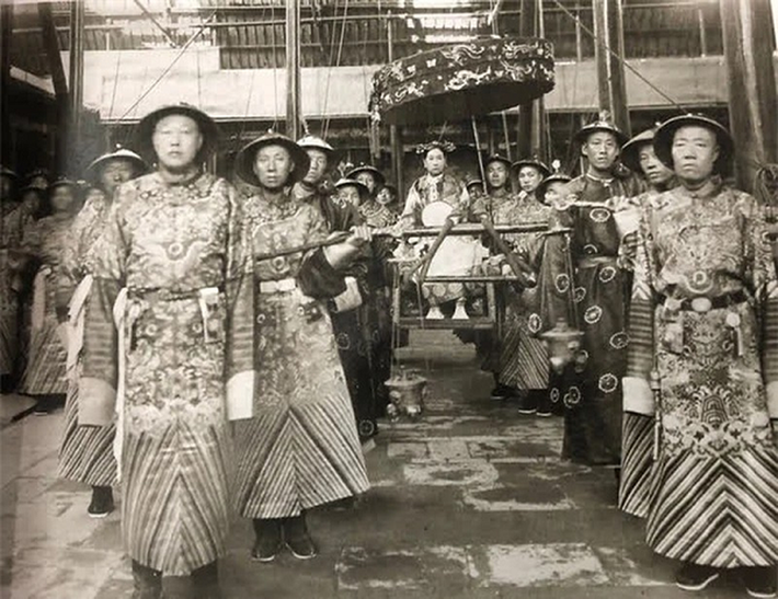 Sau khi trút hơi thở cuối cùng vào năm 1911, Lý Liên Anh được chôn cất trong ngôi mộ đã chuẩn bị từ sớm. Nguyên nhân tử vong của ông đến nay vẫn là một bí ẩn lớn.
