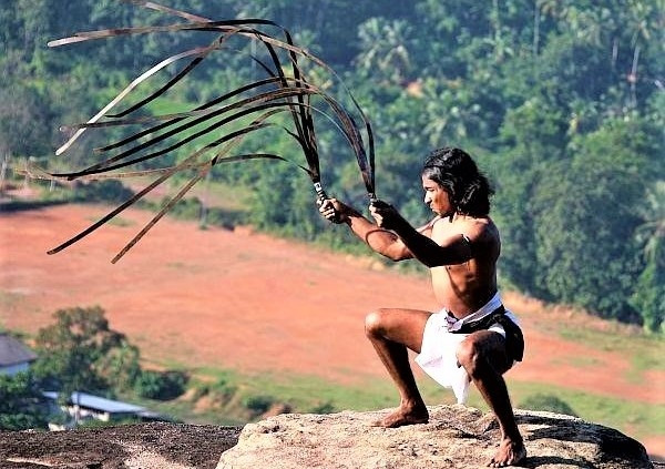 Một vũ khí cổ xưa có khả năng sát thương cực cao, khiến kẻ thù khiếp sợ là Urumi hay còn gọi kiếm lá. Đây là vũ khí có nguồn gốc ở Tây Nam Ấn Độ vào khoảng năm 300 trước Công nguyên.