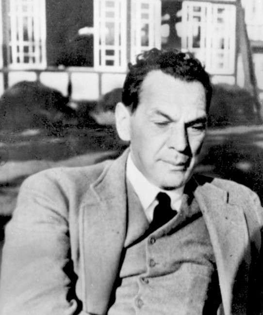 Điệp viên Richard sinh năm 1895 ở miền Nam nước Nga. Ông mang trong người 2 dòng máu với mẹ là người Nga và cha là một kỹ sư Đức. Vài năm sau, gia đình của Richard chuyển về Đức. Lớn lên trong một gia đình trung - thượng lưu, ông nhập ngũ vào lục quân Đức năm 1914.
