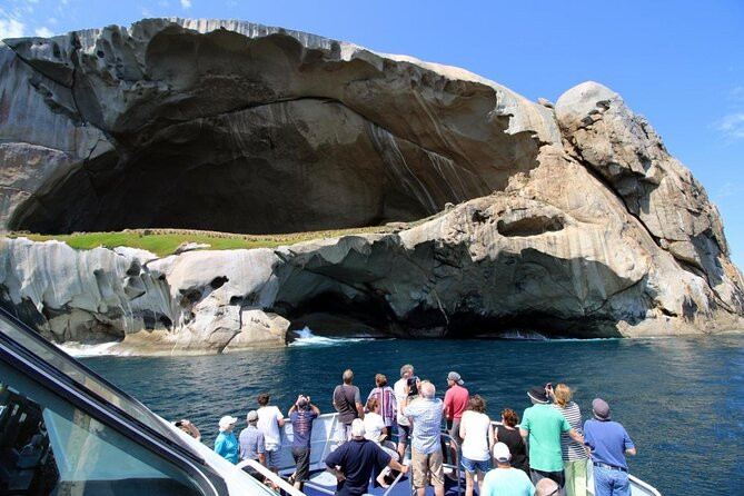 Đến nay, chỉ 9 nhà thám hiểm đặt chân lên đảo Skull Rock thành công để thám hiểm hang sâu thông qua việc được thả xuống từ trực thăng. Du khách đi tàu chỉ có thể ngắm nhìn hòn đảo này từ xa.