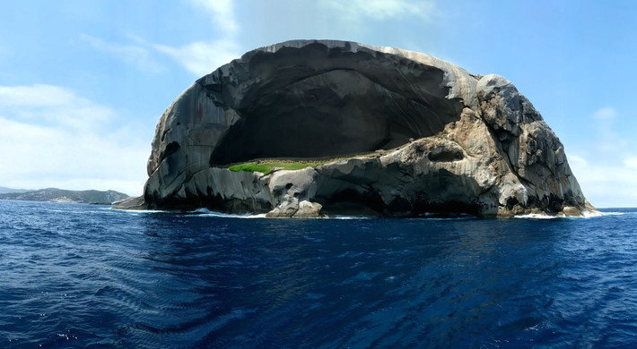 Đảo Skull Rock (hay còn gọi là đảo Cleft) là một trong những đảo đẹp nhất cũng như đón nhiều khách tham quan nhất ở công viên quốc gia Wilson Promontory. Hòn đảo này nằm ngoài khơi bờ biển Victoria, thu hút mọi người bởi hình dáng độc đáo.