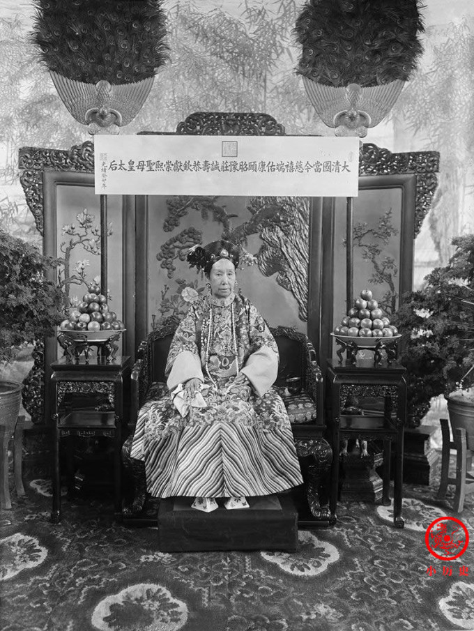 Phần đế giày rất nặng nhưng hơi hẹp và mỏng vì phụ nữ thời đó thường thực hiện tập tục bó chân để có gót sen ba tấc. Việc đi "giày chậu hoa" sẽ làm nổi bật đôi chân nhỏ bé, tôn thêm vẻ đẹp của họ.