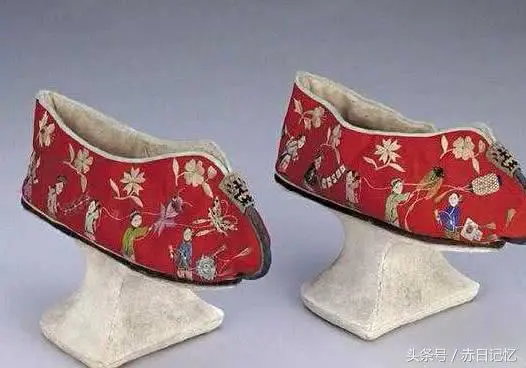 Nếu không sở hữu đôi chân nhỏ xíu và di chuyển được bằng "giày chậu hoa" thì phi tần sẽ bị coi là không thanh lịch, có xuất thân hèn kém nên khó lấy được tấm chồng tốt.