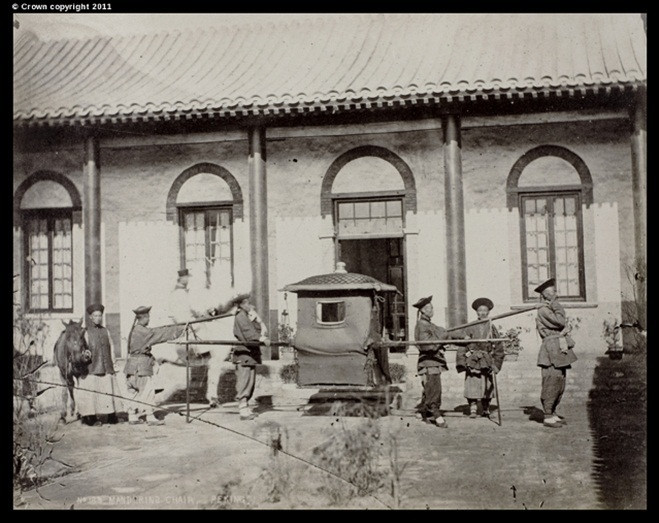 Thomas Child (1841 - 1898), sinh tại Madeley, Shropshire, Anh. Vào năm 1870, ông cùng vợ con chuyển đến Bắc Kinh, Trung Quốc sinh sống. Ông làm kỹ sư khí gas cho hải quan hoàng gia nhà Thanh. Trong lúc rảnh rỗi, ông mang theo máy ảnh và chụp được những khoảnh khắc ấn tượng về cuộc sống của người dân Trung Quốc thời nhà Thanh. Trong ảnh là chiếc kiệu của một quan viên thời bấy giờ.