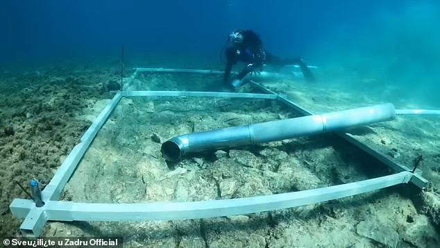 Thông qua phương pháp xác định niên đại bằng đồng vị carbon để kiểm tra phiến gỗ thu khai quật từ bùn lầy dưới đáy biển, nhóm nghiên cứu nhận định con đường "ngủ vùi" dưới đáy biển được xây vào khoảng năm 4900 trước Công nguyên - 3900 trước Công nguyên.