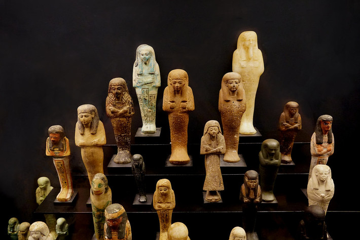 Các tượng Shabti được làm từ đất nung trơn. Những gia đình giàu có có thể dát vàng lên những bức tượng để thể hiện sự xa hoa, quyền quý. Trong mộ của người chết còn có những chiếc bình canopic đựng các cơ quan nội tạng như phổi, gan, ruột, dạ dày... được thợ ướp xác loại bỏ khỏi thi thể để ướp xác riêng.