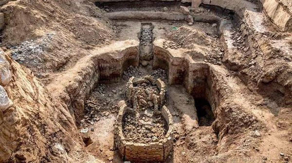 Các chuyên gia vô cùng bất ngờ khi phát hiện một lăng mộ vẹn nguyên dù từng bị trộm mộ "ghé thăm" 12 lần. Mộ cổ này tìm thấy ở tỉnh Hà Nam, Trung Quốc.