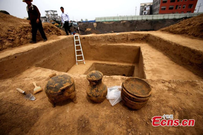 Qua đó, các nhà khảo cổ nhận định người xưa đã thiết kế ngôi mộ với 2 tầng. Trong đó, tầng đầu tiên là giả nhằm đánh lừa mộ tặc khiến chúng thất vọng ra về vì không tìm được thứ gì giá trị. Nhờ đó, nơi an nghỉ ngàn thu của người chết nguyên vẹn theo thời gian.