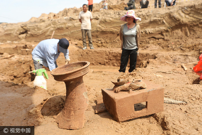 Những kẻ trộm mộ đã dùng thuốc nổ để cố gắng đột nhập vào trong mộ cổ để đánh cắp bảo vật. Tuy nhiên, mọi nỗ lực của chúng đều thất bại.