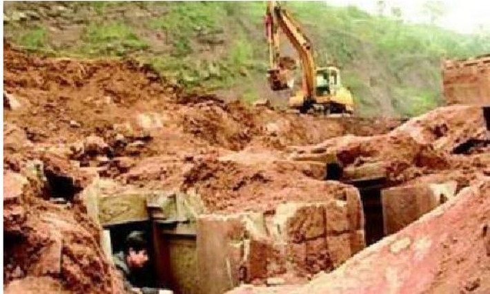 Kết quả kiểm tra niên đại hài cốt vị vương hầu và 80 thi hài tìm thấy ở gần lối vào cho thấy, họ không tử vong cùng thời điểm. 80 người này qua đời rất lâu sau khi chủ nhân ngôi mộ được chôn cất.