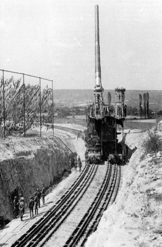Được nghiên cứu, chế tạo từ giữa năm 1937, các chuyên gia tiến hành thử nghiệm siêu pháo Schwerer Gustav lần đầu vào năm 1939. Khi lắp ráp hoàn chỉnh, siêu pháo Schwerer Gustav nặng tới 1.350 tấn, bắn viên đạn nặng 7 tấn trúng mục tiêu cách xa tới 47 km. Trong cuộc thử nghiệm đầu tiên, viên đạn nặng 7 tấn xuyên được bắn từ siêu pháo "khủng" xuyên qua 7m bê tông và tấm giáp dày 1m.