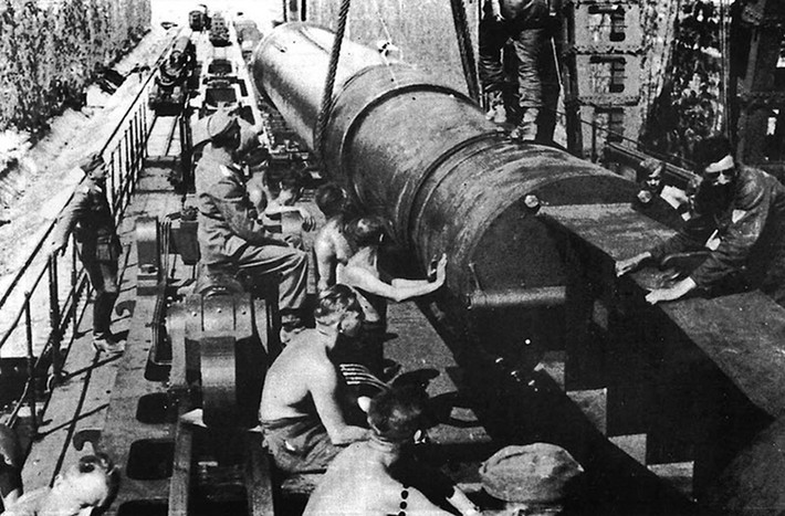 Do có kích thước và trọng lượng lớn nên siêu pháo Schwerer Gustav mỗi khi di chuyển ra mặt trận sẽ cần được tháo rời và vận chuyển riêng bằng hệ thống đường ray. Hệ thống đường ray dành cho việc di chuyển của siêu vũ khí này cần tới hơn 2.500 người.