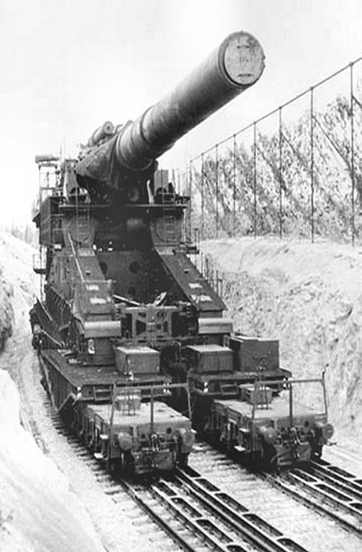 Theo yêu cầu của Hitler, các chuyên gia, nhà khoa học Đức quốc xã đã nghiên cứu chế tạo Schwerer Gustav - siêu pháo nặng hơn 1.300 tấn. Siêu pháo Schwerer Gustav được tập đoàn gia đình trị Friedrich Krupp A.G. nghiên cứu, chế tạo.
