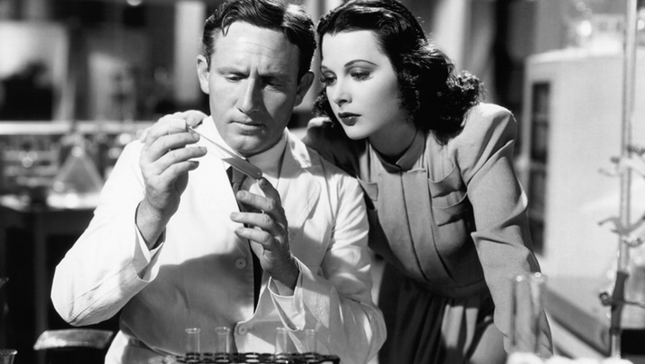 Sau đó, bà Hedy theo học diễn xuất tại Trường Sân khấu Max Reinhardt ở Berlin (Đức) và gia nhập giới nghệ sĩ với nhiều vai diễn ấn tượng. Khi sự nghiệp đang lên, nữ minh tinh xinh đẹp này gặp gỡ và đem lòng yêu Friedrich Mandl - thương gia người Áo. Hai người kết hôn vào năm 1933.