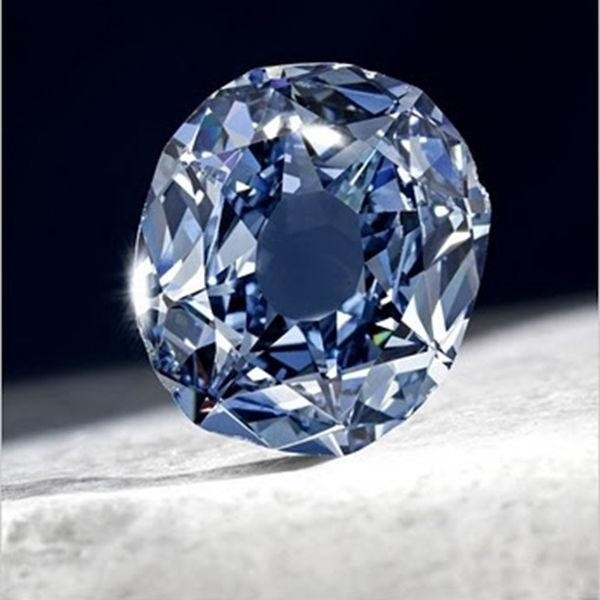 Blaue Wittelsbacher là một viên kim cương xanh tự nhiên lớn. Có nguồn gốc từ mỏ Kollur ở Ấn Độ, viên kim cương Wittelsbach-Graff nặng 31,06 carat và có độ trong hoàn hảo bên trong.