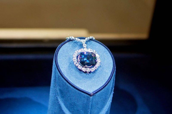 Viên kim cương Hy vọng nặng 45,52 carat được phát hiện ở đó vào thế kỷ 17 và được coi là đồ cổ đắt nhất thế giới được bán với giá 350 triệu USD.