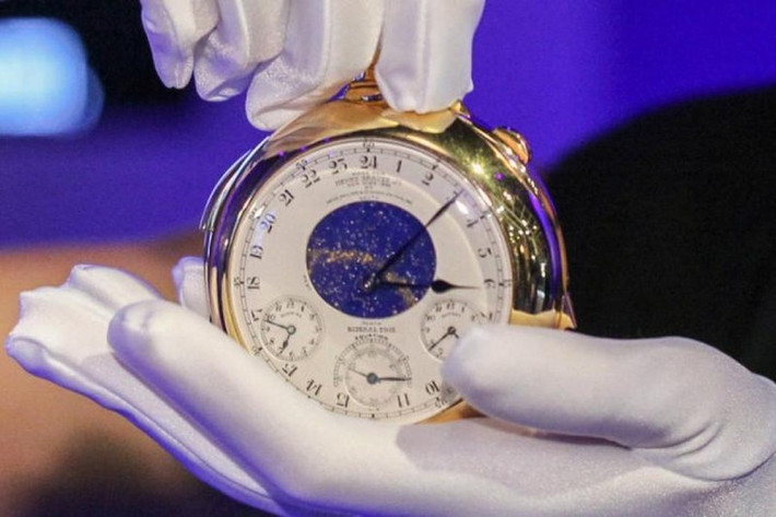 Chiếc đồng hồ bỏ túi Patek Philippe Supercomplication đã được bán đấu giá với giá 24 triệu USD. Chiếc đồng hồ bằng vàng 18 karat có 24 chức năng và được lắp ráp bởi Patek Philippe.