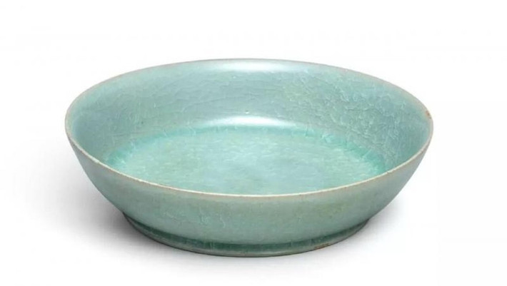 Bát rửa cọ Ru Guanyao có nguồn gốc từ thời nhà Tống của Trung Quốc, niên đại từ năm 960 đến năm 1279. Món đồ cổ này cực kỳ hiếm và dễ vỡ này đã lập kỷ lục thế giới mới về gốm sứ Trung Quốc khi cuối cùng nó được bán với giá 37,7 triệu USD
