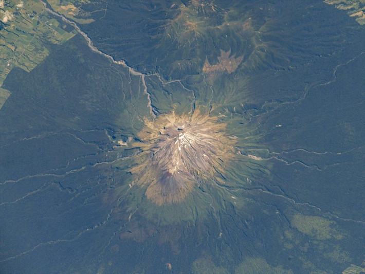 Núi Taranaki hùng vĩ ở New Zealand được chụp từ trạm ISS ngày 25/1/2021.
