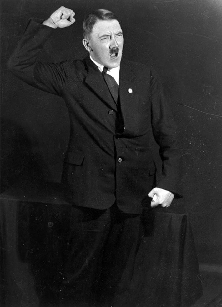 Gương mặt đầy biểu cảm của Hitler khi có bài diễn thuyết trước công chúng.