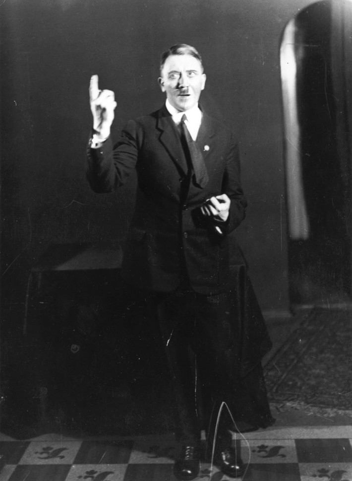 Theo một số nguồn tin, Hitler không muốn bất cứ tấm ảnh nào chụp y đang tập luyện cho bài phát biểu bị lộ ra ngoài. Dù yêu cầu tiêu hủy chúng nhưng nhiếp ảnh gia Heinrich Hoffmann bí mật giữ chúng.