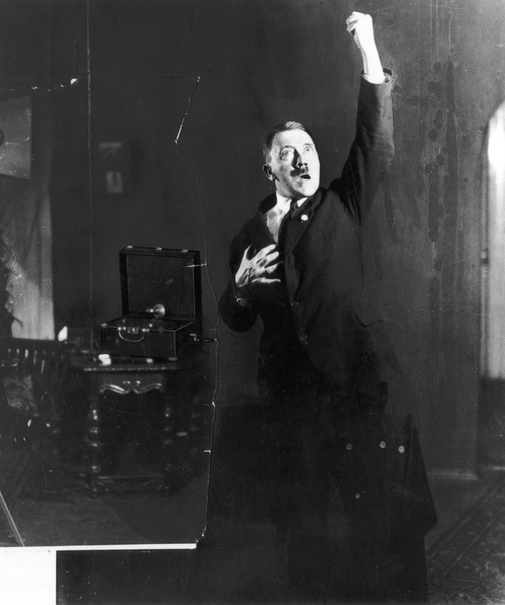 Khác với hình ảnh điềm tĩnh thường thấy, Hitler trong bức ảnh này khiến nhiều người liên tưởng như đang nhập tâm vào một vai diễn nào đó. Mời quý độc giả xem video: Hitler còn sống sau Thế chiến 2 (nguồn: VTC14)