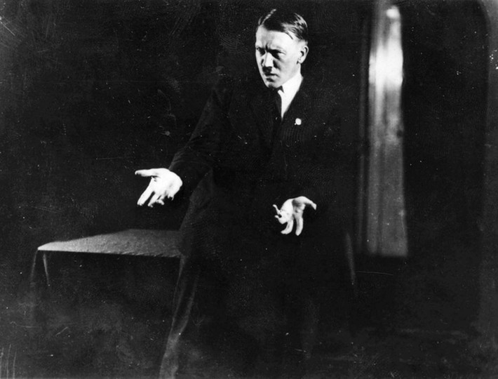 Hitler sử dụng ngôn ngữ cơ thể để thu hút sự chú ý của khán giả vào bài nói chuyện của mình.