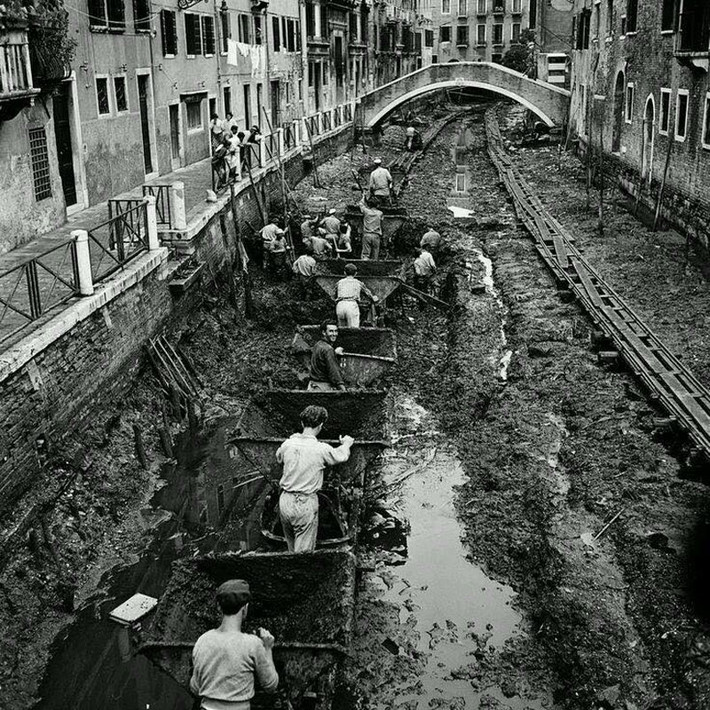 Kênh đào ở Venice bị rút sạch nước để các công nhận nạo vét, làm sạch bùn đất năm 1956.