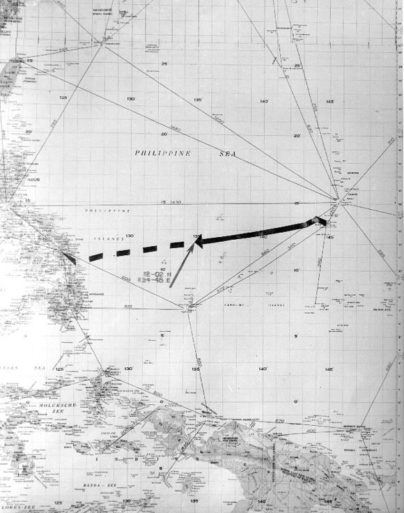 Tuần dương hạm USS Indianapolis trúng ngư lôi của tàu ngầm Nhật Bản nên bị chìm. Vào thời điểm gặp nạn, trên tàu USS Indianapolis có 1.196 người.