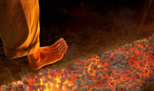 Để có thể đi trên than hồng mà không bị bỏng chân, người ta phải nắm bắt tốt một số quy tắc. Cụ thể, than đá được đốt cho đến khi nóng đỏ rồi dải ra đường dài khoảng 3m để mọi người đi chân trần qua.