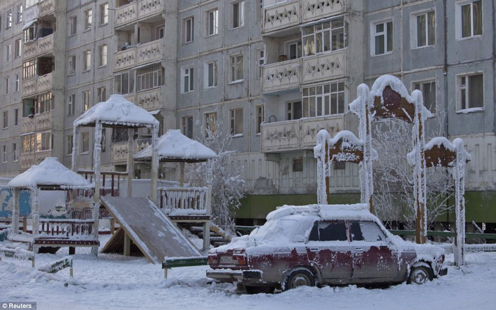 Theo ước tính, khoảng 500 người sinh sống tại làng Oymyakon. Do nơi đây vô cùng lạnh giá nên hệ thống ống nước trong nhà của người dân thường xuyên bị đóng băng.