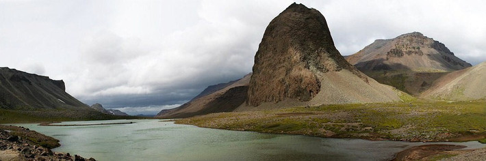 Kerguelen là hòn đảo chính của quần đảo. Nó được bao quanh bởi 300 hòn đảo lớn nhỏ khác nằm trải dài trên diện tích khoảng 6.200 km2. Quần đảo cũng được bao bọc bởi các sông băng.