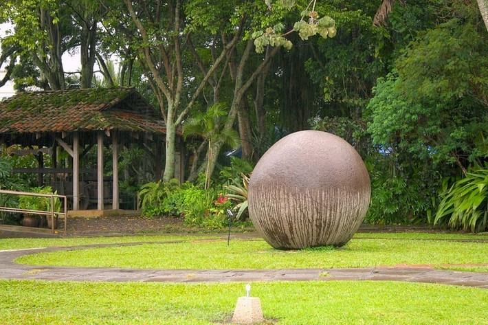 Về sau, người ta dịch chuyển những khối đá hình cầu bí ẩn trên để làm vật trang trí trên cỏ của các tòa nhà, công ty trên khắp Costa Rica.