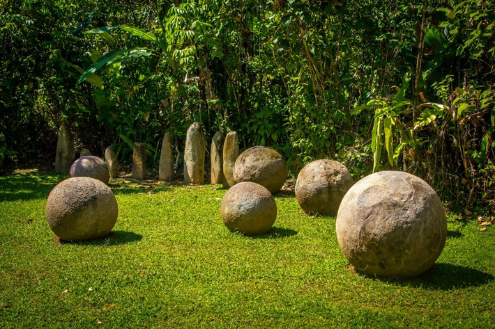 Khi chính quyền can thiệp, hàng chục khối đá hình cầu bị phá hủy. Trong nhiều thập kỷ tiếp theo, các chuyên gia đã khai quật được 300 khối đá hình cầu nằm ở khu vực đồng bằng sông Diquis.