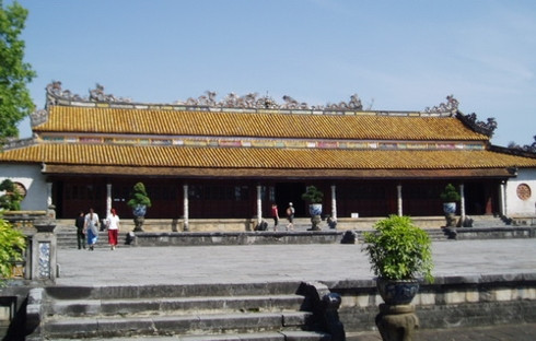 Quần thể di tích Cố đô Huế là cố đô của Việt Nam dưới triều nhà Nguyễn từ năm 1802 - 1945. Ngày nay, rất nhiều du khách trong và ngoài nước đến Thừa Thiên - Huế để chiêm ngưỡng những kiến trúc cổ kính mang đậm dấu ấn lịch sử của dân tộc Việt Nam.