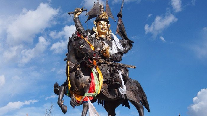 Một bí ẩn nổi tiếng khác ở Tây Tạng là về những người kể chuyện về vua Gesar. "Life of King Gesar" (cuộc đời vua Gesar) là tác phẩm sử thi nổi tiếng chủ yếu được truyền miệng từ đời này sang đời khác.