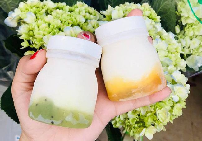 Sữa chua hoa quả tự làm cũng là sản phẩm được nhiều người ưa chuộng trong dịp nắng nóng đầu mùa này. Theo chị Ái, một người làm sữa chua hoa quả, cho biết chị bán được hàng trăm hộp sữa chua trong vài ngày gần đây.