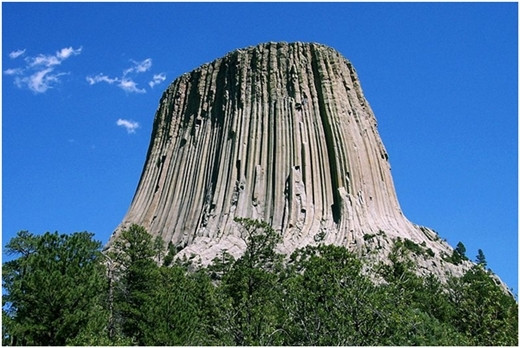 Nằm ở quận Crook, phía đông bắc bang Wyoming, Tháp Quỷ (Devils Tower) cao hơn 386m so với địa hình xung quanh và đỉnh của nó cao 1.558m so với mực nước biển.