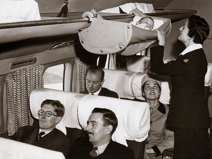 Vào những năm 1960, trẻ em đi cùng cha mẹ trên chuyến bay được bố trí cho một chỗ ngồi khá nguy hiểm.