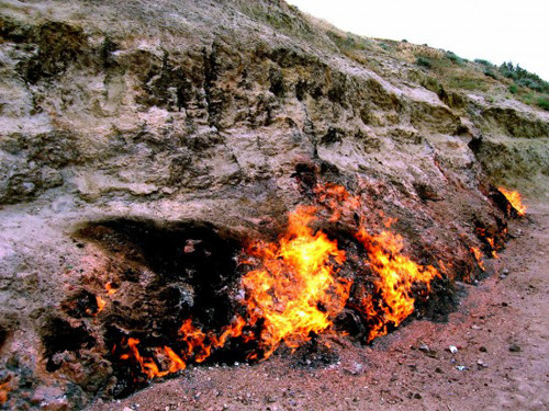 Theo các chuyên gia, Yanar Dag nằm trên một nguồn khí gas tự nhiên khổng lồ.